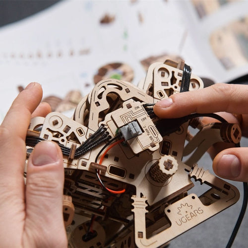 Ugears – V8 - Motor Triebwerk | 3D Holzpuzzle - Lama Welt