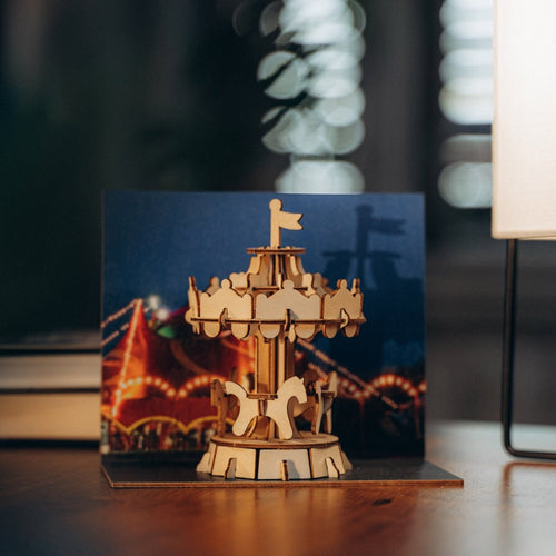 Postkarte “Happy carousel” - Lama Welt