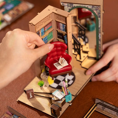 Robotime l Buchladen | Book Nook - Lama Welt