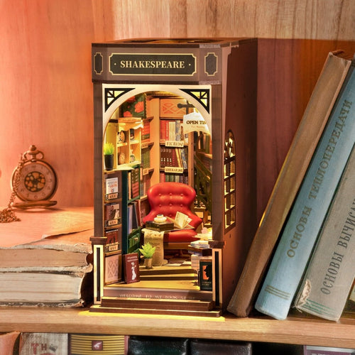 Robotime l Buchladen | Book Nook - Lama Welt