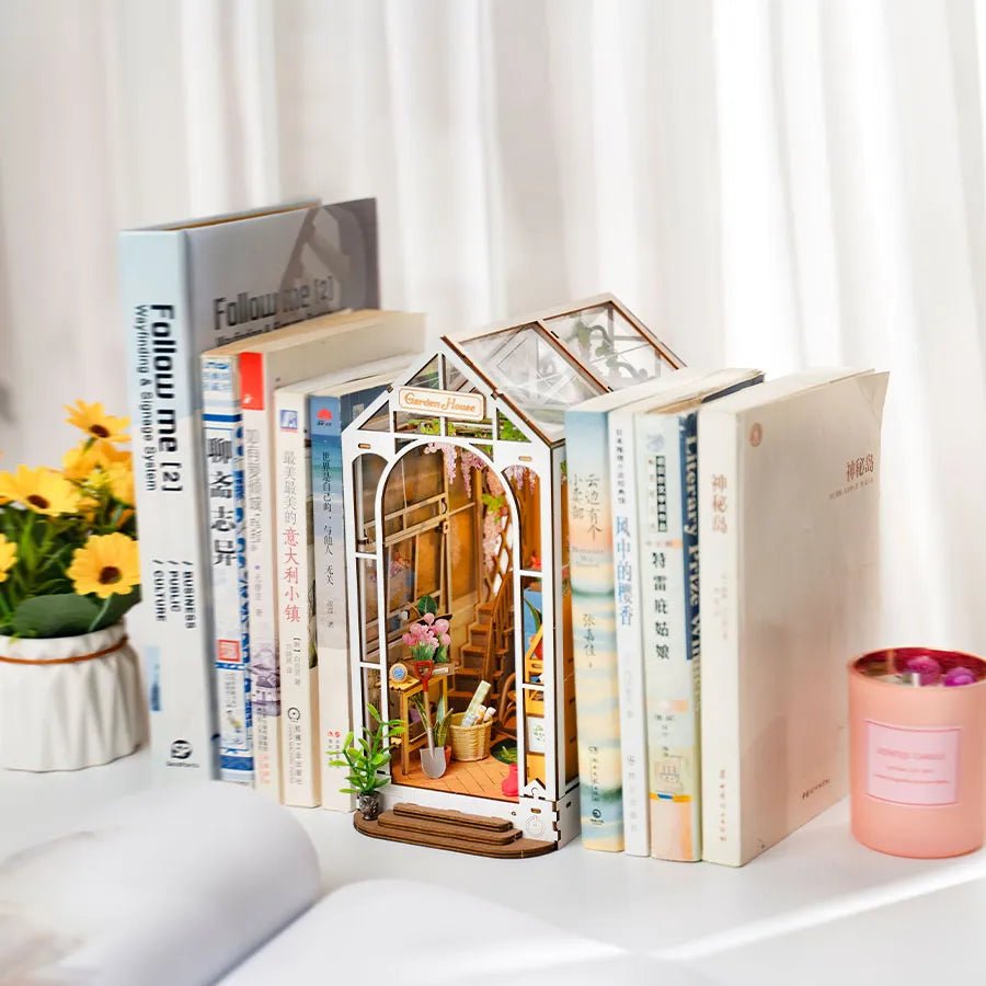 Robotime l Gartenhaus | Book Nook - Lama Welt