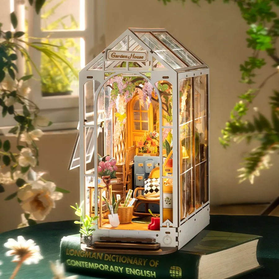 Robotime l Gartenhaus | Book Nook - Lama Welt