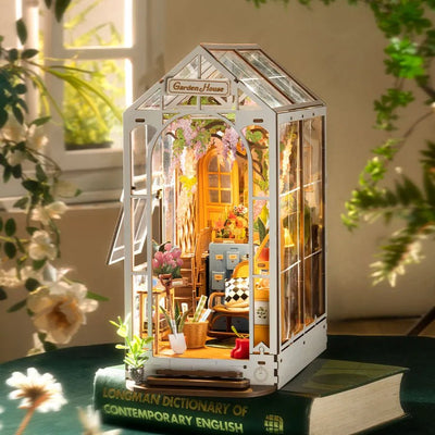 Robotime l Gartenhaus | Book Nook - Lama Welt