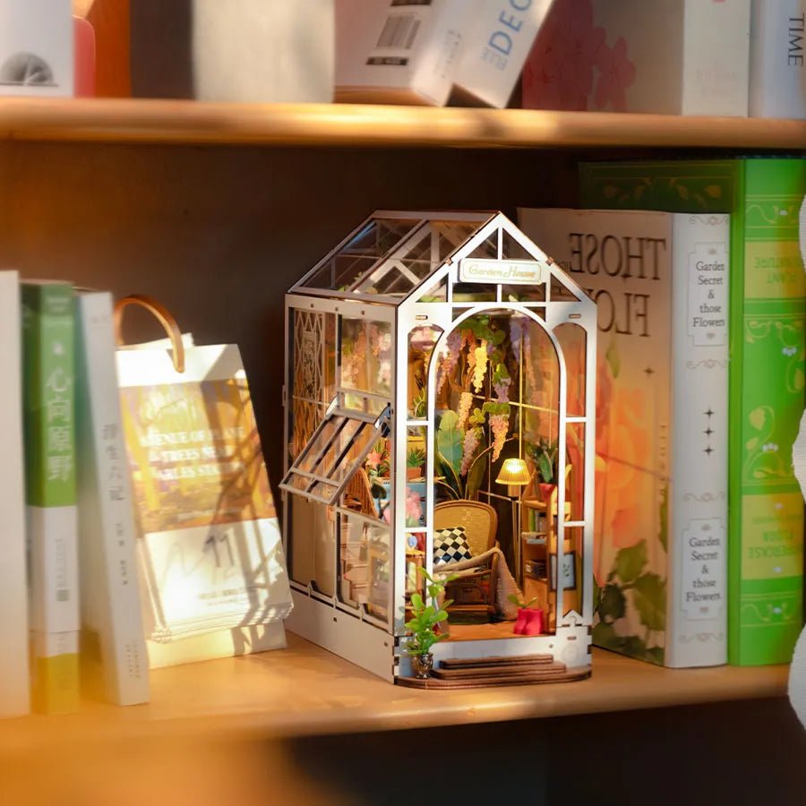 Robotime l Gartenhaus | Book Nook - Lama Welt