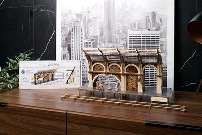 Ugears – Bahnsteig 9 ¾™ Hogwarts - Bahnhof | 3D Holzpuzzle - Lama Welt