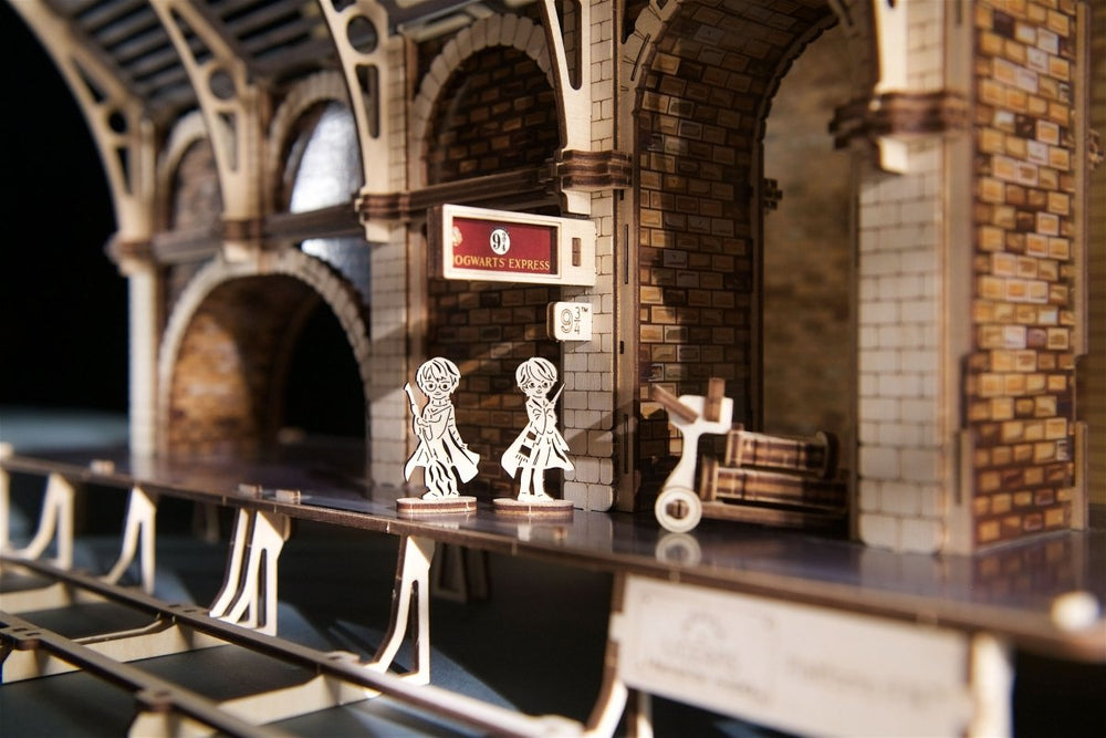 Ugears – Bahnsteig 9 ¾™ Hogwarts - Bahnhof | 3D Holzpuzzle - Lama Welt