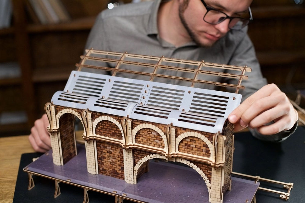 Ugears – Bahnsteig 9 ¾™ Hogwarts - Bahnhof | 3D Holzpuzzle - Lama Welt