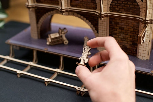 Ugears – Bahnsteig 9 ¾™ Hogwarts - Bahnhof | 3D Holzpuzzle - Lama Welt