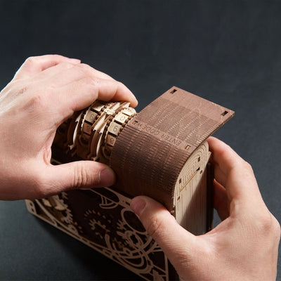 Ugears – Buch Der Geheimnisse Zauberbuch | 3D Holzpuzzle - Lama Welt