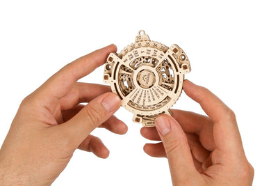 Ugears – Datums - Navigator Mechanischer Kalender | 3D Holzpuzzle - Lama Welt