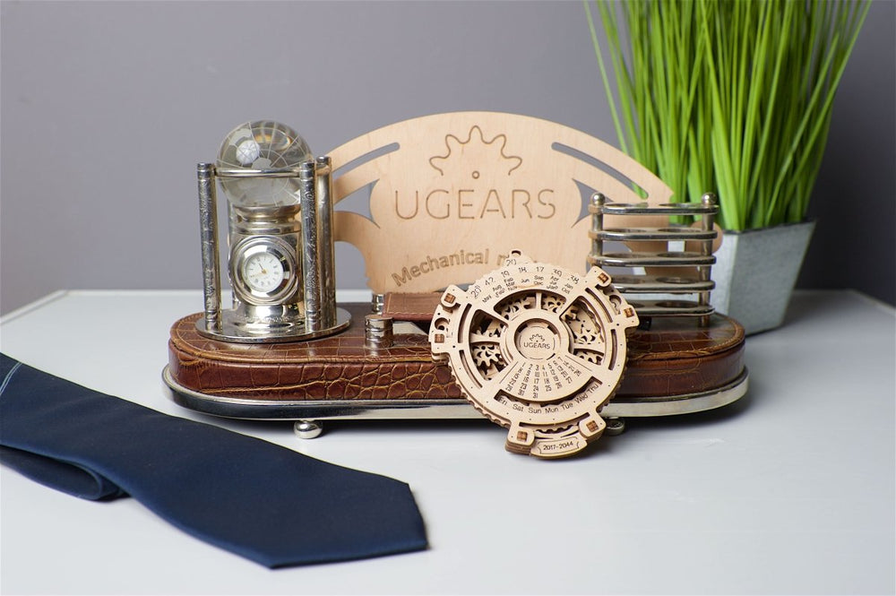 Ugears – Datums - Navigator Mechanischer Kalender | 3D Holzpuzzle - Lama Welt
