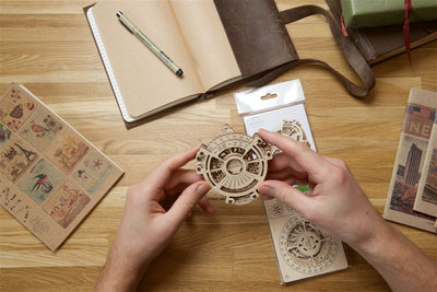 Ugears – Datums - Navigator Mechanischer Kalender | 3D Holzpuzzle - Lama Welt
