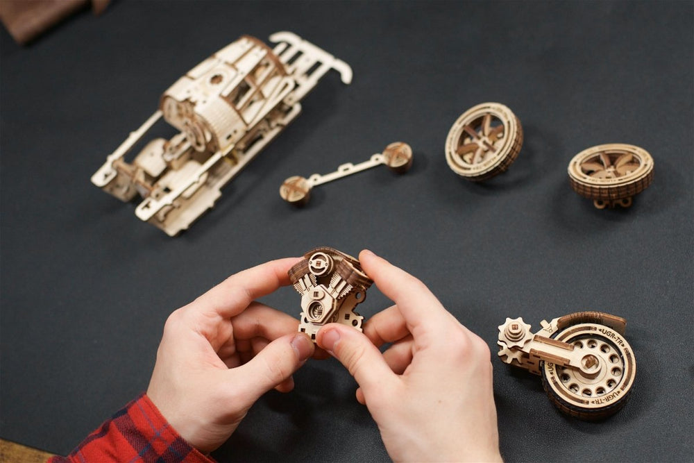 Ugears – Dreiradfahrzeug Ugr - S Sportroadster | 3D Holzpuzzle - Lama Welt