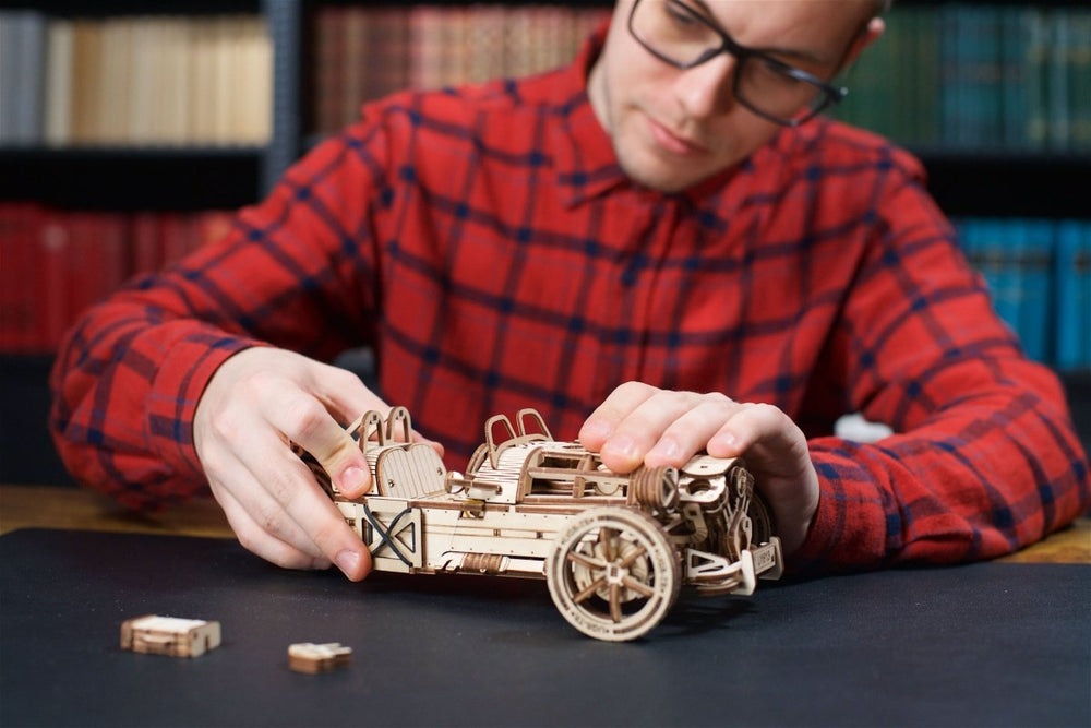 Ugears – Dreiradfahrzeug Ugr - S Sportroadster | 3D Holzpuzzle - Lama Welt