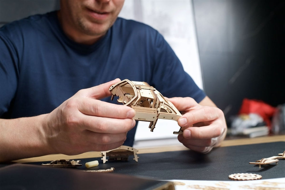 Ugears – Flügeltüren - Sportcoupé Luxus - Sportwagen | 3D Holzpuzzle - Lama Welt