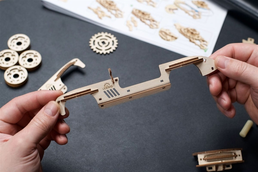 Ugears – Flügeltüren - Sportcoupé Luxus - Sportwagen | 3D Holzpuzzle - Lama Welt