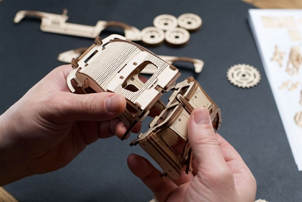 Ugears – Flügeltüren - Sportcoupé Luxus - Sportwagen | 3D Holzpuzzle - Lama Welt