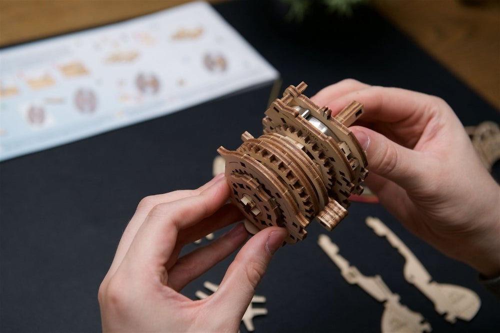 Ugears – Flugzeug Verrückte Hornisse Vintage - Rennflugzeug | 3D Holzpuzzle - Lama Welt
