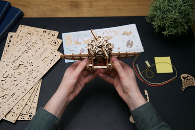 Ugears – Flugzeug Verrückte Hornisse Vintage - Rennflugzeug | 3D Holzpuzzle - Lama Welt
