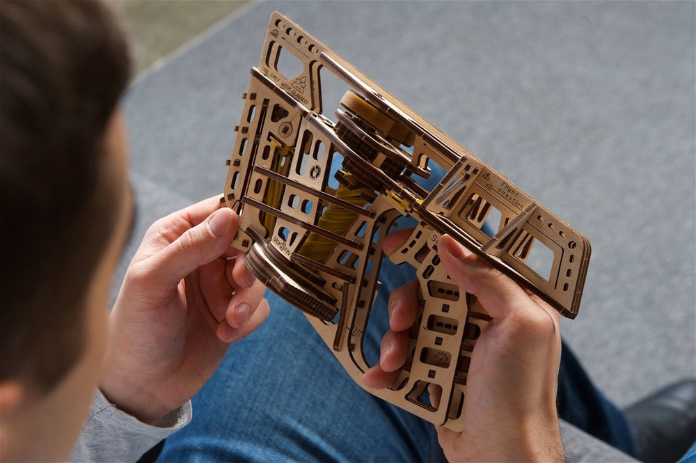 Ugears – Flugzeugstarter Gummiband - Launcher | 3D Holzpuzzle - Lama Welt