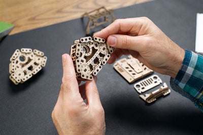 Ugears – Geländefahrzeug Mit Kettenantrieb Allrad - Mobil | 3D Holzpuzzle - Lama Welt
