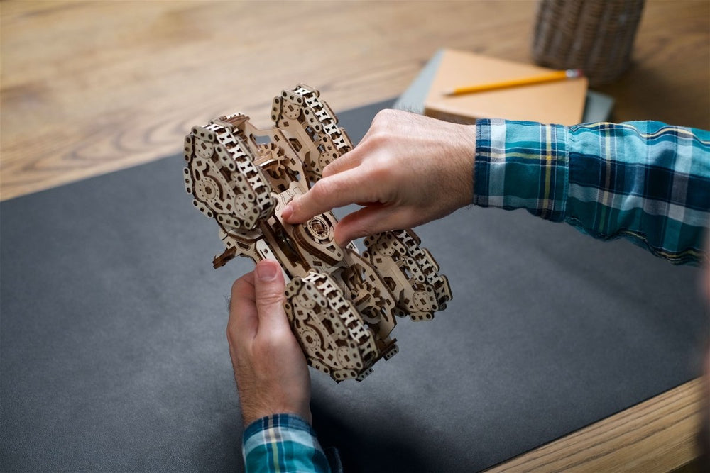 Ugears – Geländefahrzeug Mit Kettenantrieb Allrad - Mobil | 3D Holzpuzzle - Lama Welt
