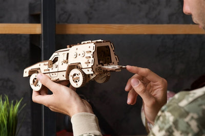 Ugears – Kampffahrzeug Dosor - B Transporter | 3D Holzpuzzle - Lama Welt