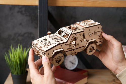 Ugears – Kampffahrzeug Dosor - B Transporter | 3D Holzpuzzle - Lama Welt