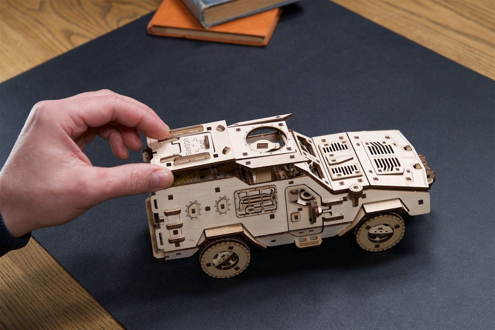 Ugears – Kampffahrzeug Dosor - B Transporter | 3D Holzpuzzle - Lama Welt