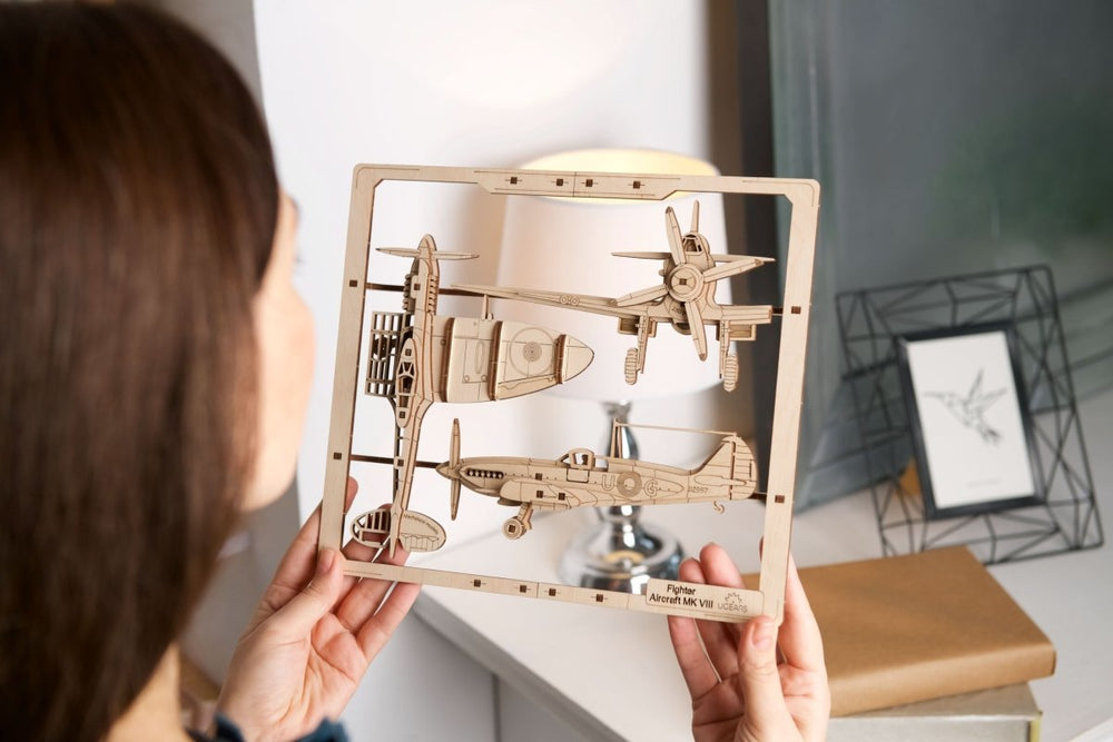 Ugears – Kampfflieger 2,5D Puzzle Jagdflugzeug | 3D Holzpuzzle - Lama Welt