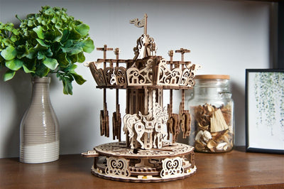 Ugears – Karussell Fahrgeschäft | 3D Holzpuzzle - Lama Welt