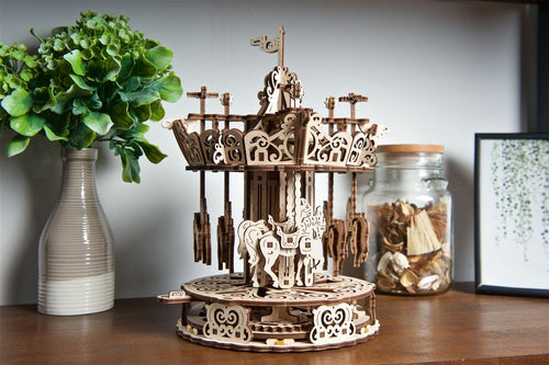 Ugears – Karussell Fahrgeschäft | 3D Holzpuzzle - Lama Welt