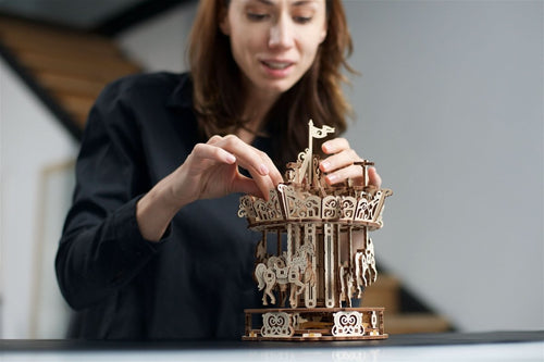 Ugears – Karussell Fahrgeschäft | 3D Holzpuzzle - Lama Welt