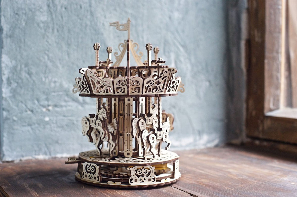Ugears – Karussell Fahrgeschäft | 3D Holzpuzzle - Lama Welt