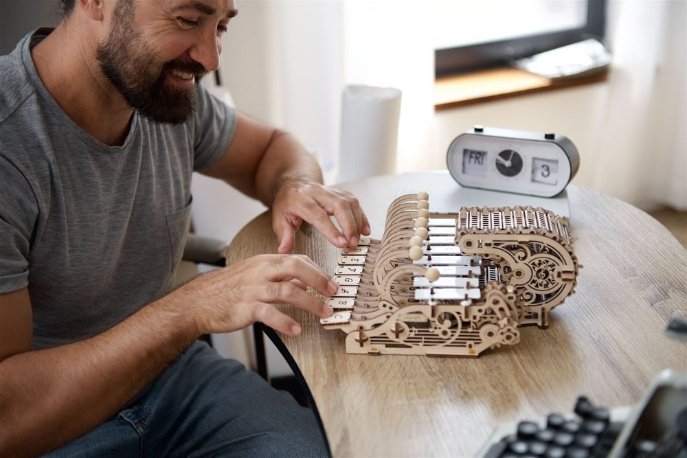 Ugears – Mechanische Celesta Musikzauberbox | 3D Holzpuzzle - Lama Welt