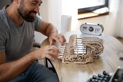 Ugears – Mechanische Celesta Musikzauberbox | 3D Holzpuzzle - Lama Welt