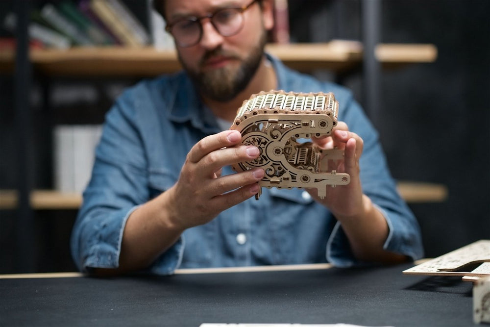 Ugears – Mechanische Celesta Musikzauberbox | 3D Holzpuzzle - Lama Welt