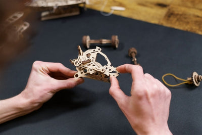 Ugears – Mechanischer Modellbausatz Desert - Buggy Wüstenfahrzeug | 3D Holzpuzzle - Lama Welt