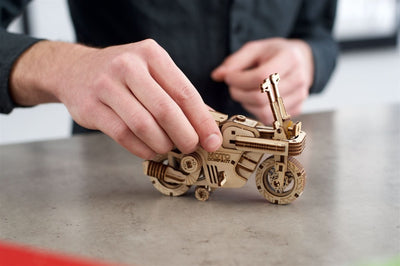 Ugears – Moto Compact Klapproller Faltbarer Holzscooter | 3D Holzpuzzle - Lama Welt