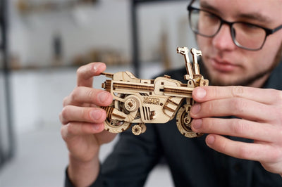 Ugears – Moto Compact Klapproller Faltbarer Holzscooter | 3D Holzpuzzle - Lama Welt
