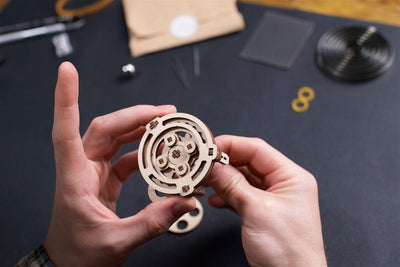Ugears – Motoren - Uhr Zahnraduhr | 3D Holzpuzzle - Lama Welt