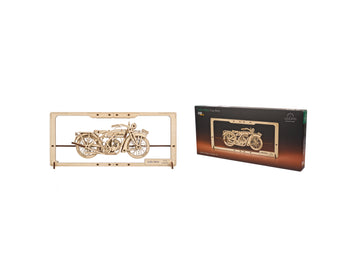 Ugears Motorrad Puzzle Modell aus Holz mit beweglichen Teilen und Verpackung im Hintergrund
