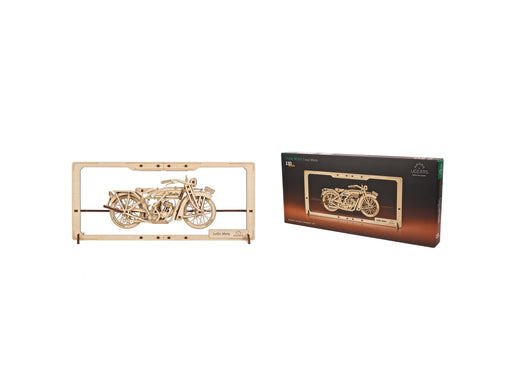 Ugears Motorrad Puzzle Modell aus Holz mit beweglichen Teilen und Verpackung im Hintergrund
