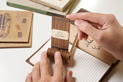 Ugears – Telefonhalterung Handy - Ständer | 3D Holzpuzzle - Lama Welt