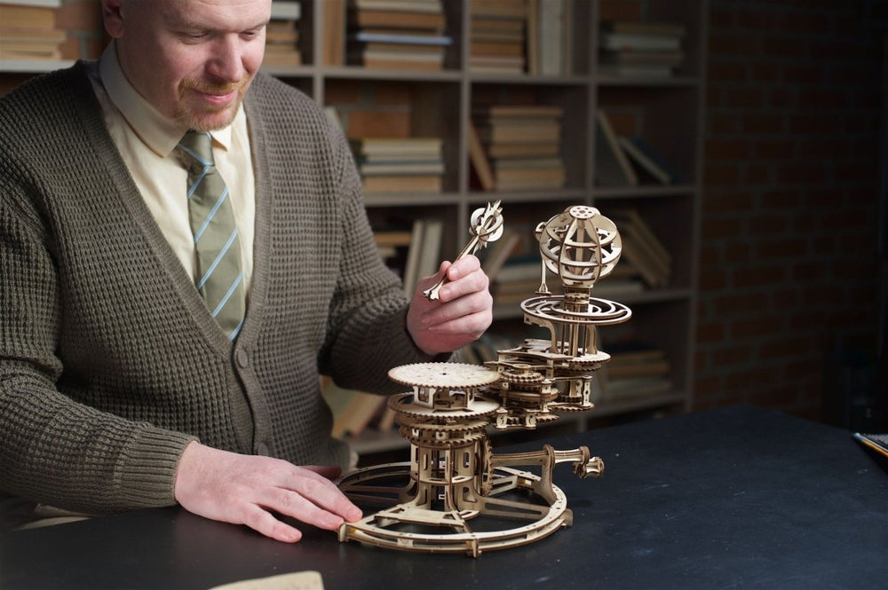 Ugears – Tellurion Astronomisches Demonstrationsmodell | 3D Holzpuzzle - Lama Welt