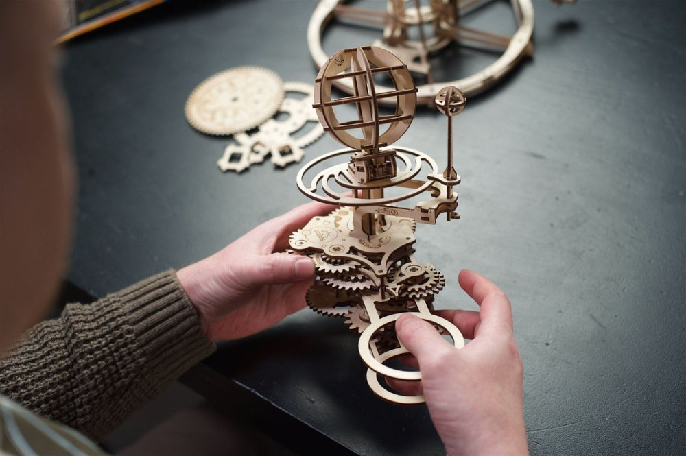 Ugears – Tellurion Astronomisches Demonstrationsmodell | 3D Holzpuzzle - Lama Welt