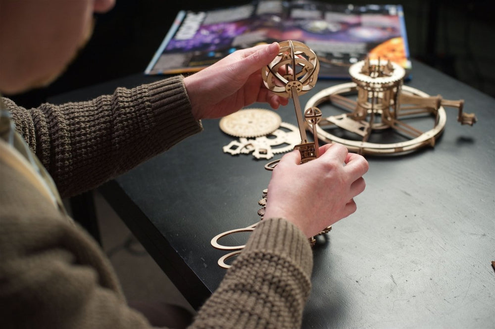 Ugears – Tellurion Astronomisches Demonstrationsmodell | 3D Holzpuzzle - Lama Welt