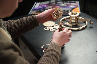 Ugears – Tellurion Astronomisches Demonstrationsmodell | 3D Holzpuzzle - Lama Welt