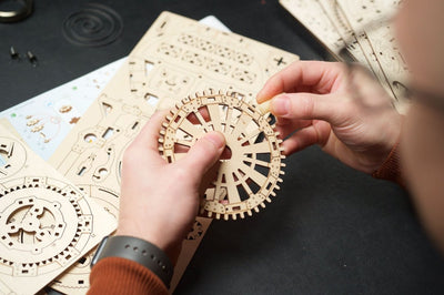 Ugears – Tourbillon - Tischuhr Sternengucker Mechanische Himmelsuhr | 3D Holzpuzzle - Lama Welt
