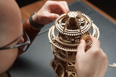 Ugears – Tourbillon - Tischuhr Sternengucker Mechanische Himmelsuhr | 3D Holzpuzzle - Lama Welt